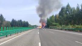 Truck carrying gas cylinders explodes on highway in China