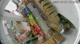 Papua earthquake jolts shop as residents flee