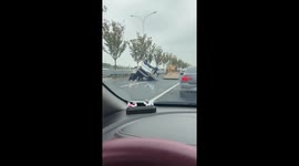 Bystanders work together to flip overturned car in Anhui, China