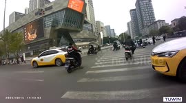 Bicycle collides with pedestrian at busy intersection in Liaoning, China