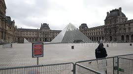 Following major jewelry theft, Louvre turns into selfie hot spot