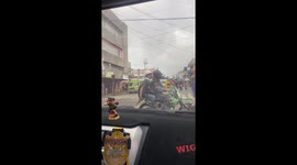 Dancing traffic cop delights drivers with his moves