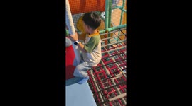 Child’s playful bounce takes an unexpected turn at indoor trampoline park in Sichuan, China