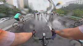 Multiple cyclists crash during rainy highway race in Guizhou, China