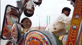 Vintage buses, some dating back to 1968, are still running on city roads today. Their dedicated owners invest heavily in decorating these classic vehicles, turning them into vibrant icons of domestic travel. Despite their age, the buses remain operational