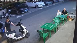 Scooter malfunctions repeatedly, causing chaos in Jiangsu, China