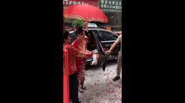 Dog struggles to jump into car during traditional wedding in Fujian, China