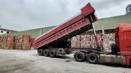 Truck tips over while unloading heavy cargo in Zhejiang, China