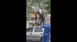 Woman Climbs on Top of Car to Prevent Vehicle From Being Towed in São Bernardo do Campo