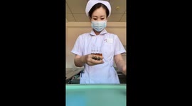 Nurse impressively opens multiple ampoules with expert precision in Liaoning, China