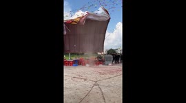 Mini tornado overturns outdoor tent in Guangdong, China
