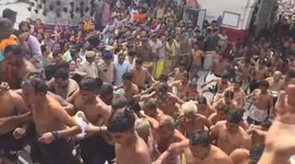 Frantic rush as devotees 'loot' 3,000kg feast during 250-year-old ritual in India