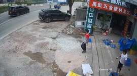 Quick-thinking store owner puts out truck fire in Guangdong, China