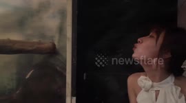 Lion mimics woman’s expressions in Chiang Mai, Thailand