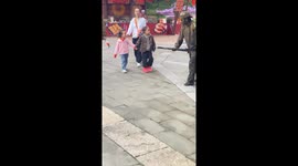 Living statue startles little girl with sudden move in Chengdu, China