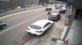 Scaffolding collapses onto car during storm in Taiwan