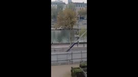 France: Video Shows Robbers Fleeing Louvre Using Vehicle-Mounted Ladder