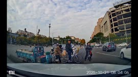 大爷自行车后的货物险掉落  热心的骑三轮车男子下车帮其扶正