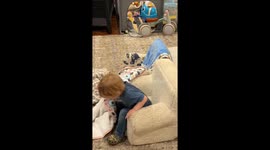 “Can you PLEASE be quiet?”—Toddler’s pacifier fix for baby sister hits 1M Instagram views