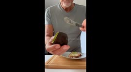 Avocado Cutting Hack Keeps Fruit Green