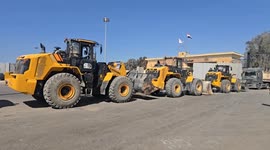 Heavy machines and trucks loaded with humanitarian aid continue to enter Gaza (3)