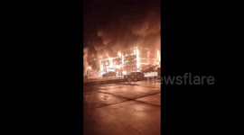 汽车4S店凌晨突发火灾 整栋建筑被大火包围