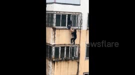 男童脖子卡防盗窗悬在半空 外卖员徒手爬4楼救人