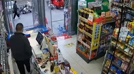 女子误把油门当刹车 驾车冲进便利店