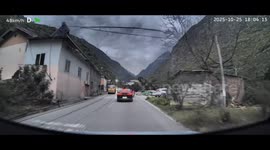 Truck loses control and crashes into wall on narrow road in Sichuan, China