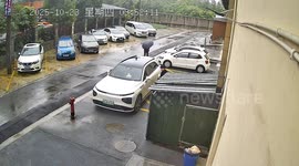 Car hits fire hydrant while leaving the parking in Sichuan, China