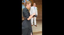 Wedding prank during hilarious “first look” moment in Purlear, USA