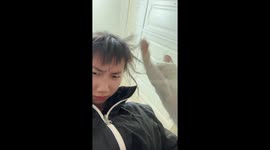 Cat amusingly plays with owner’s hair in Hubei, China