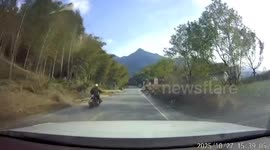 Motorcycle crashes after hitting bamboo stick in Anhui, China