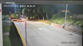 Large truck tips over, crashes into pole in Guangdong, China
