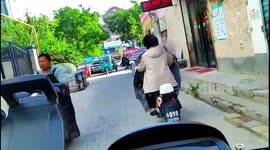 Elderly riders lose balance on electric bike in Shanxi, China
