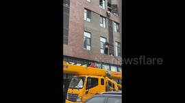 工人高空坠落被安全绳勒住悬空   吊车司机用吊篮救下