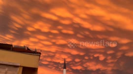 Mesmerizing Mammatus clouds glow in sunset hues over Türkiye