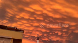 Mesmerizing Mammatus clouds glow in sunset hues over Türkiye