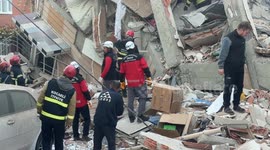 Six-story building collapses in northwestern Türkiye; rescue operations underway (2)