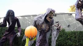 Canada: Creepy mannequins and pumpkins decorate Toronto streets ahead of Halloween