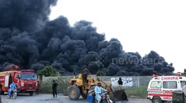 Pakistan: Thick smoke billows from major fire at rubber factory in Karachi
