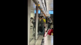 Unruly passenger kicked off subway train for blocking door