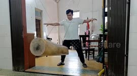 男子用94公斤重木桩撞击生殖器 练习铁裆功