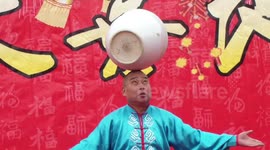 【拍客】实拍老北京绝活——巧顶花坛