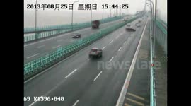 90后情侣车祸后 下车淡定赏海景
