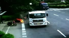 女子骑摩托遭卡车碾压爆炸起火