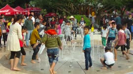 景区小孩音乐喷泉搞笑取水不怕弄湿衣服