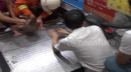 磨去一层肚皮!博白发生的这起电梯夹小孩事故,听着都疼!