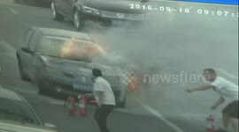 青岛街头轿车自燃