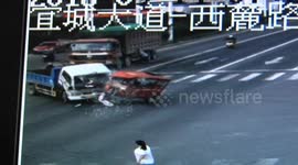 Car crash injures four, because of running red light